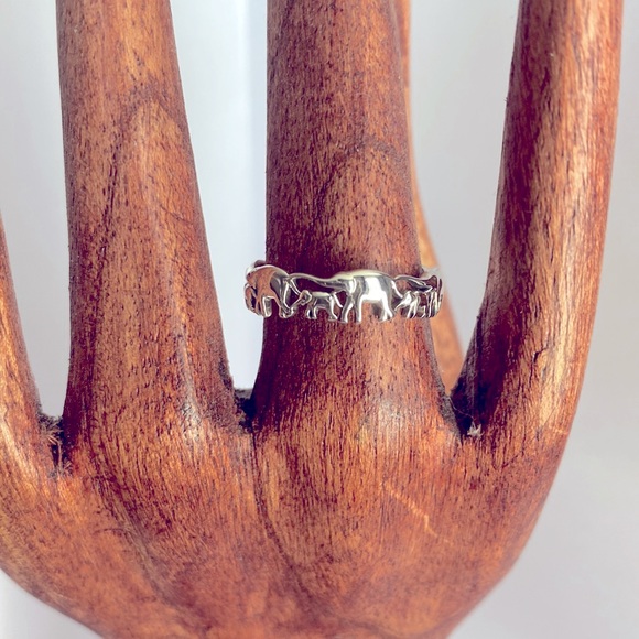 A very cute and unique elephants ring - Picture 2 of 3